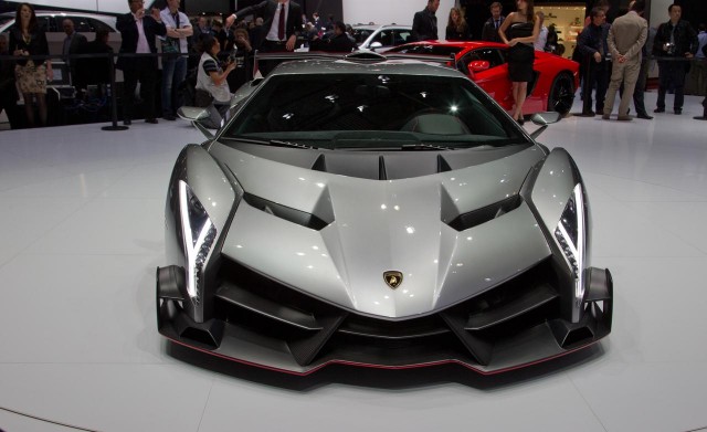Lamborghini Veneno ด้านหน้า
