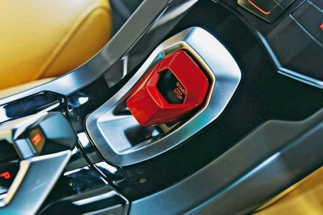 รูปที่สามภายใน Lamborghini Huracan LP 610-4